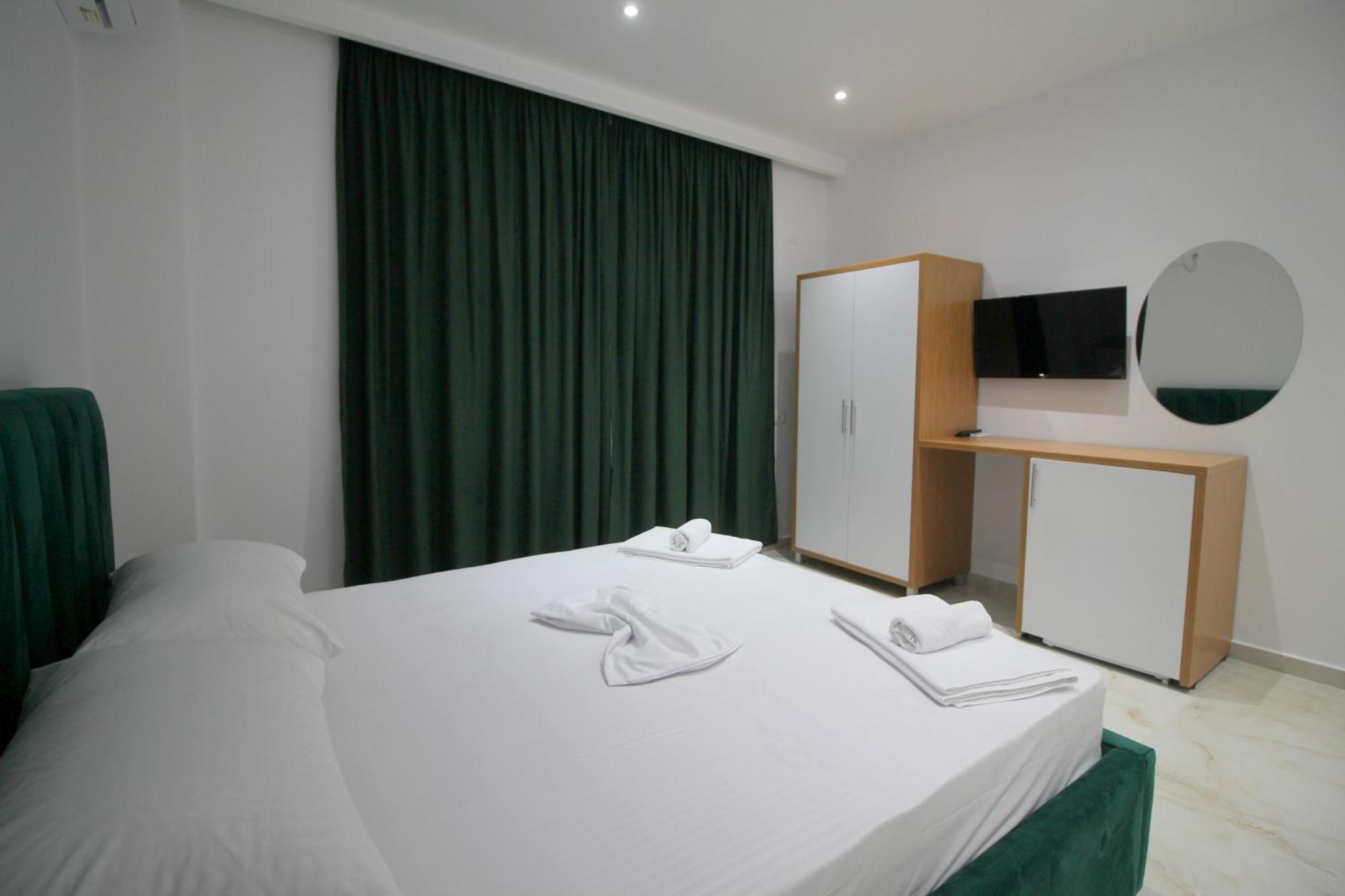 Moonshine Hotel Ксамил Екстериор снимка