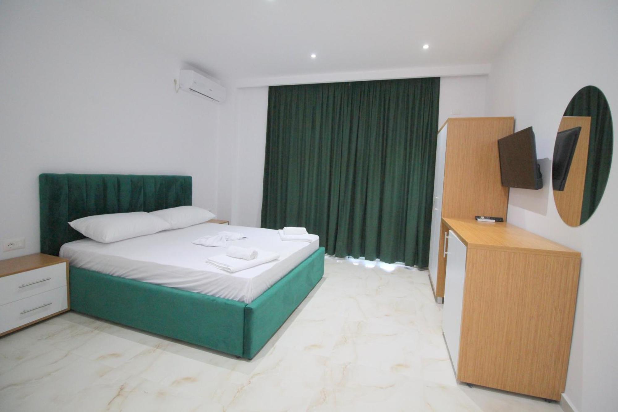 Moonshine Hotel Ксамил Екстериор снимка
