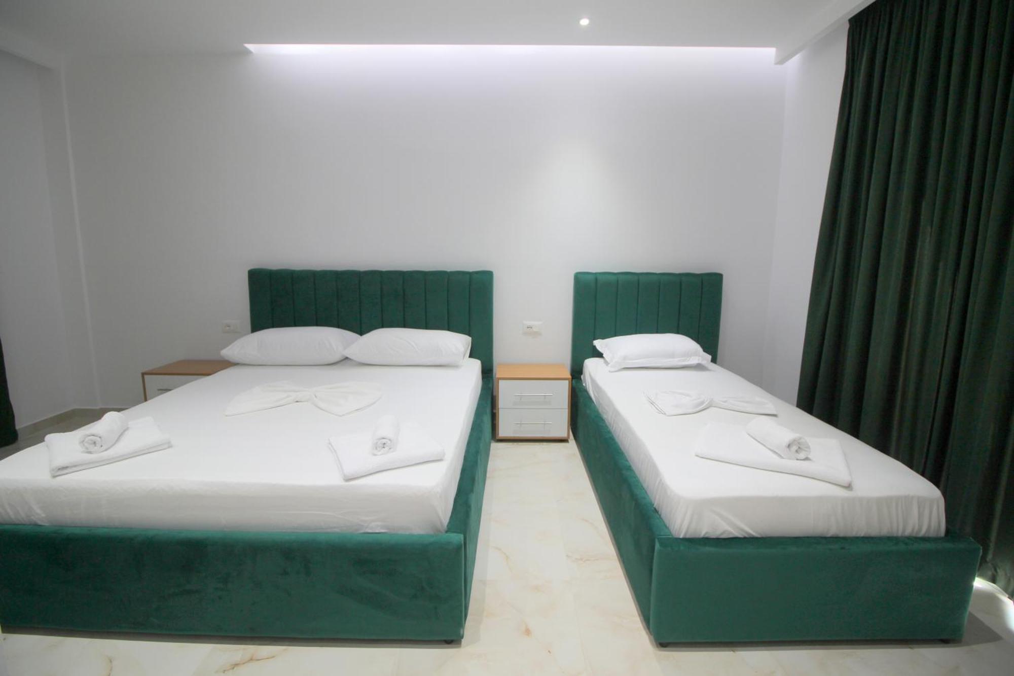 Moonshine Hotel Ксамил Екстериор снимка