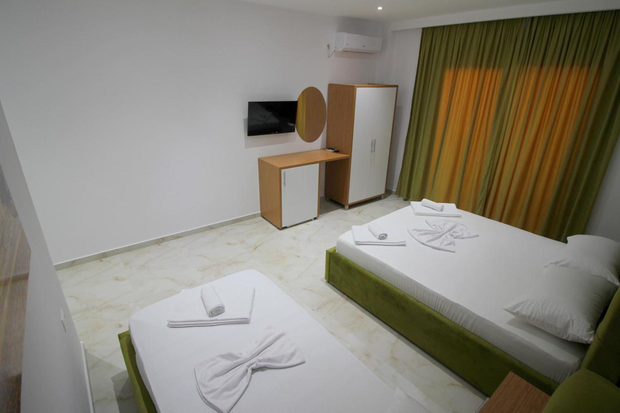 Moonshine Hotel Ксамил Екстериор снимка