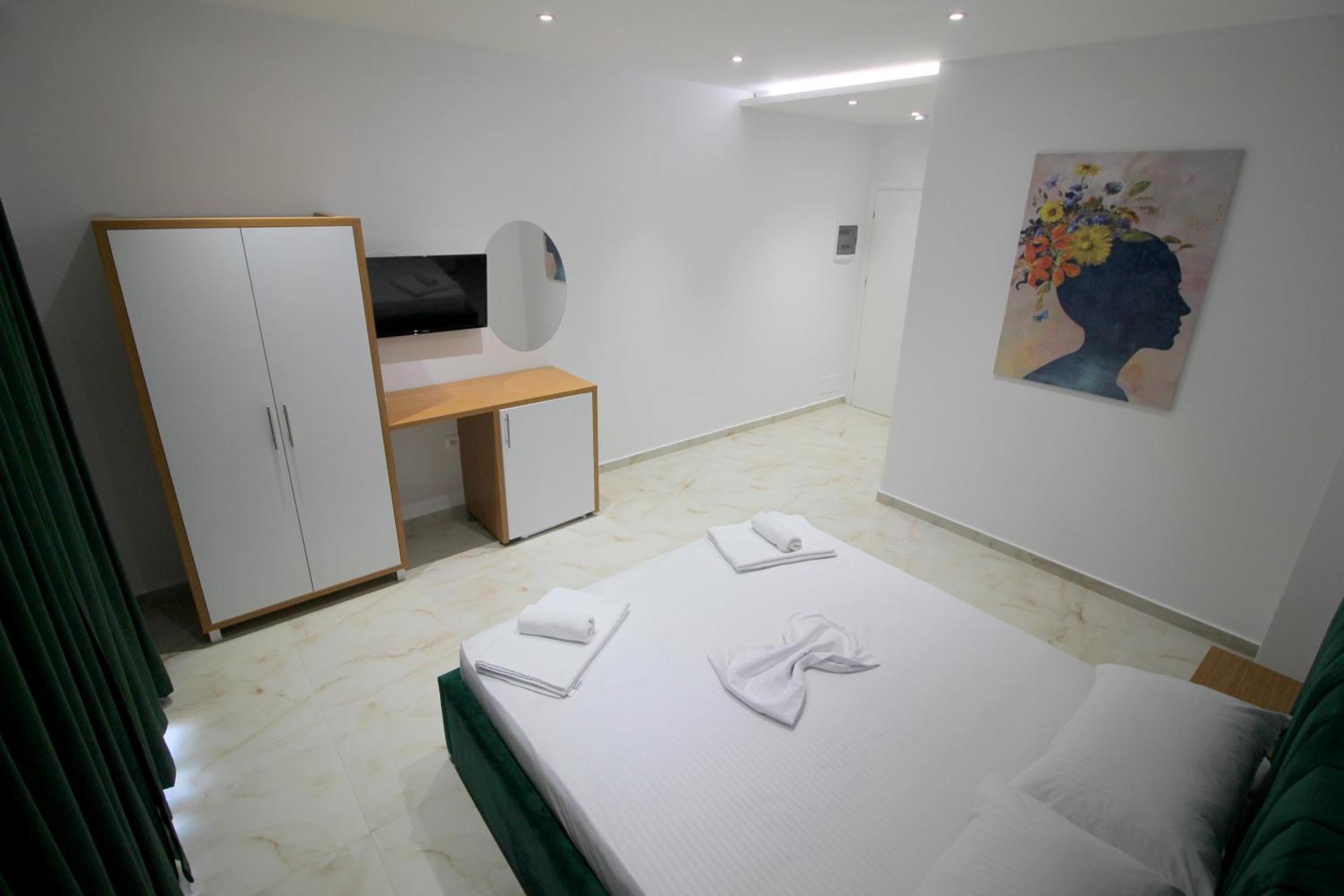 Moonshine Hotel Ксамил Екстериор снимка