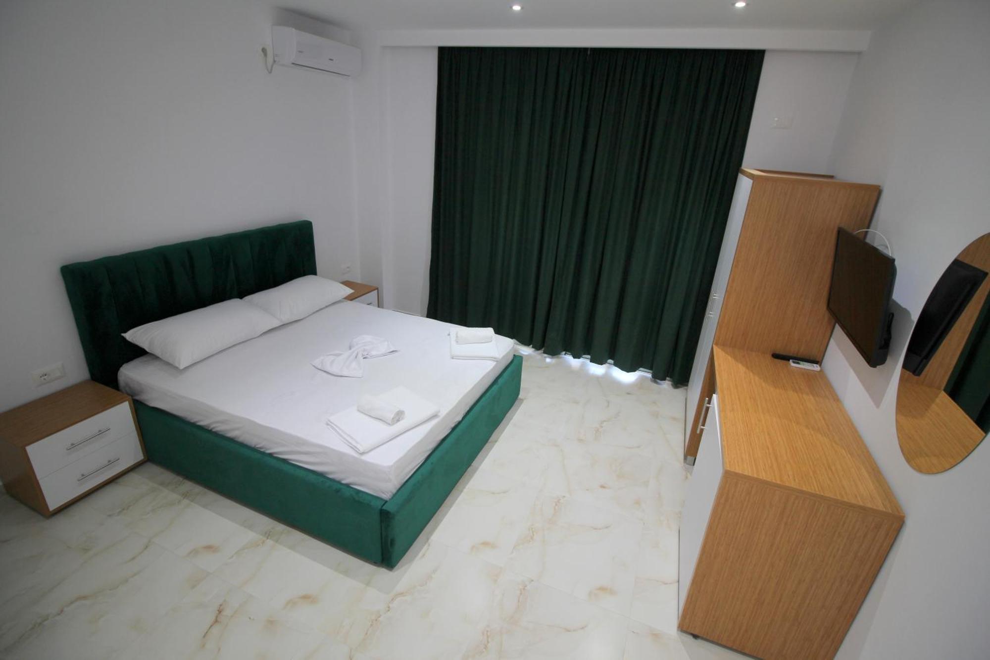 Moonshine Hotel Ксамил Екстериор снимка