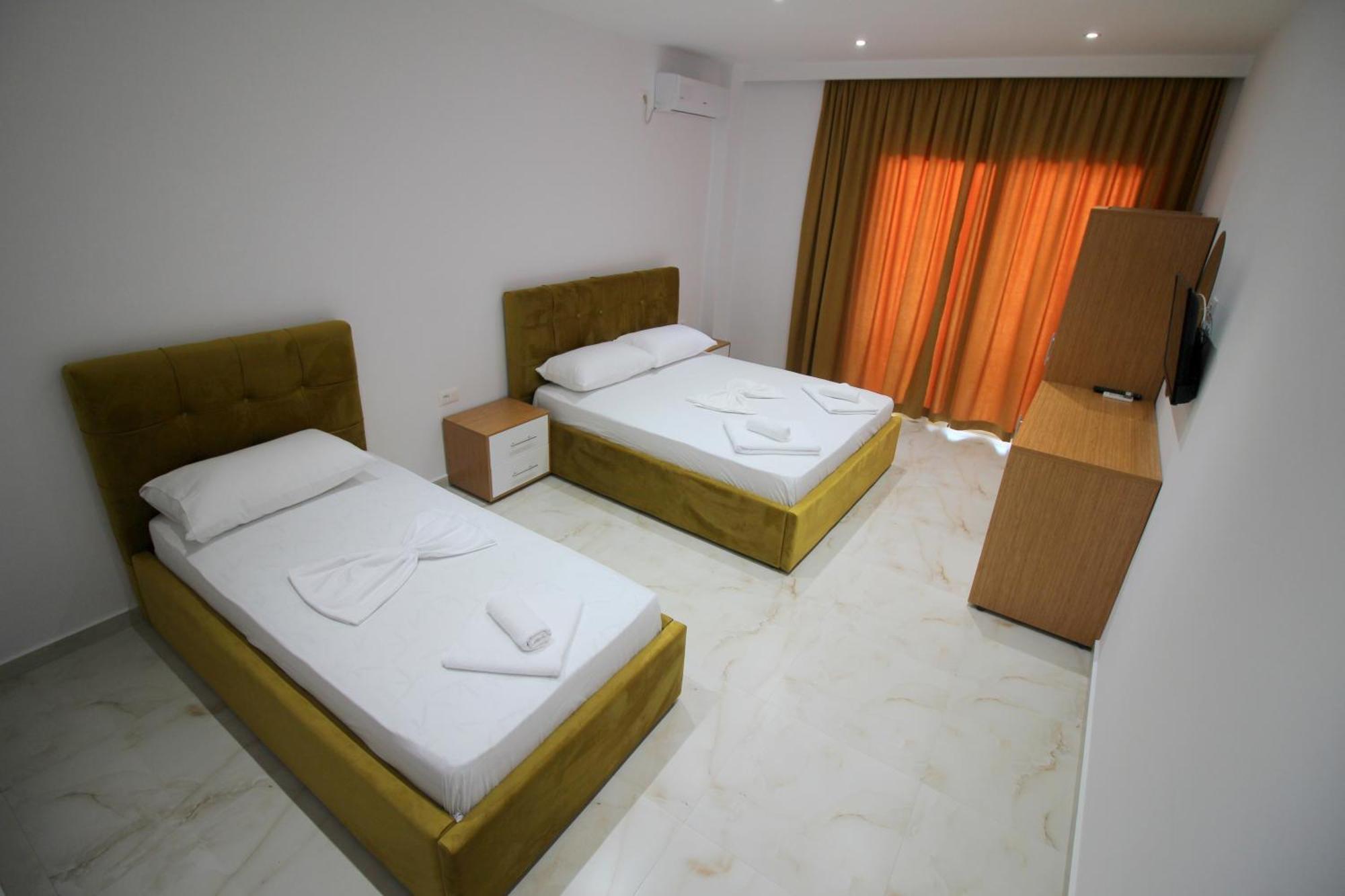 Moonshine Hotel Ксамил Екстериор снимка