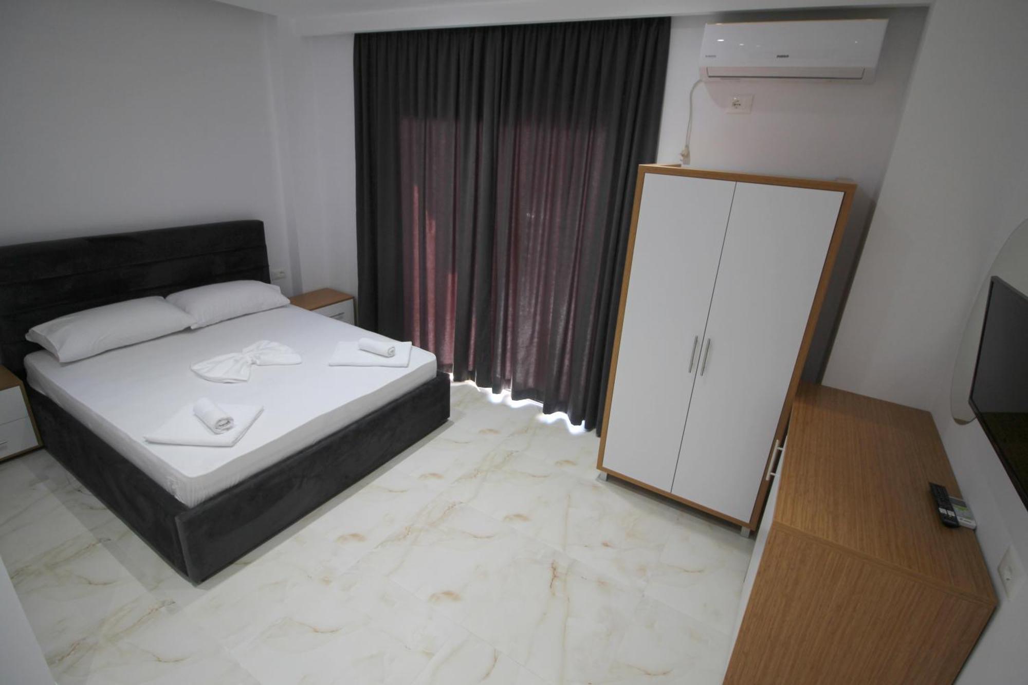 Moonshine Hotel Ксамил Екстериор снимка