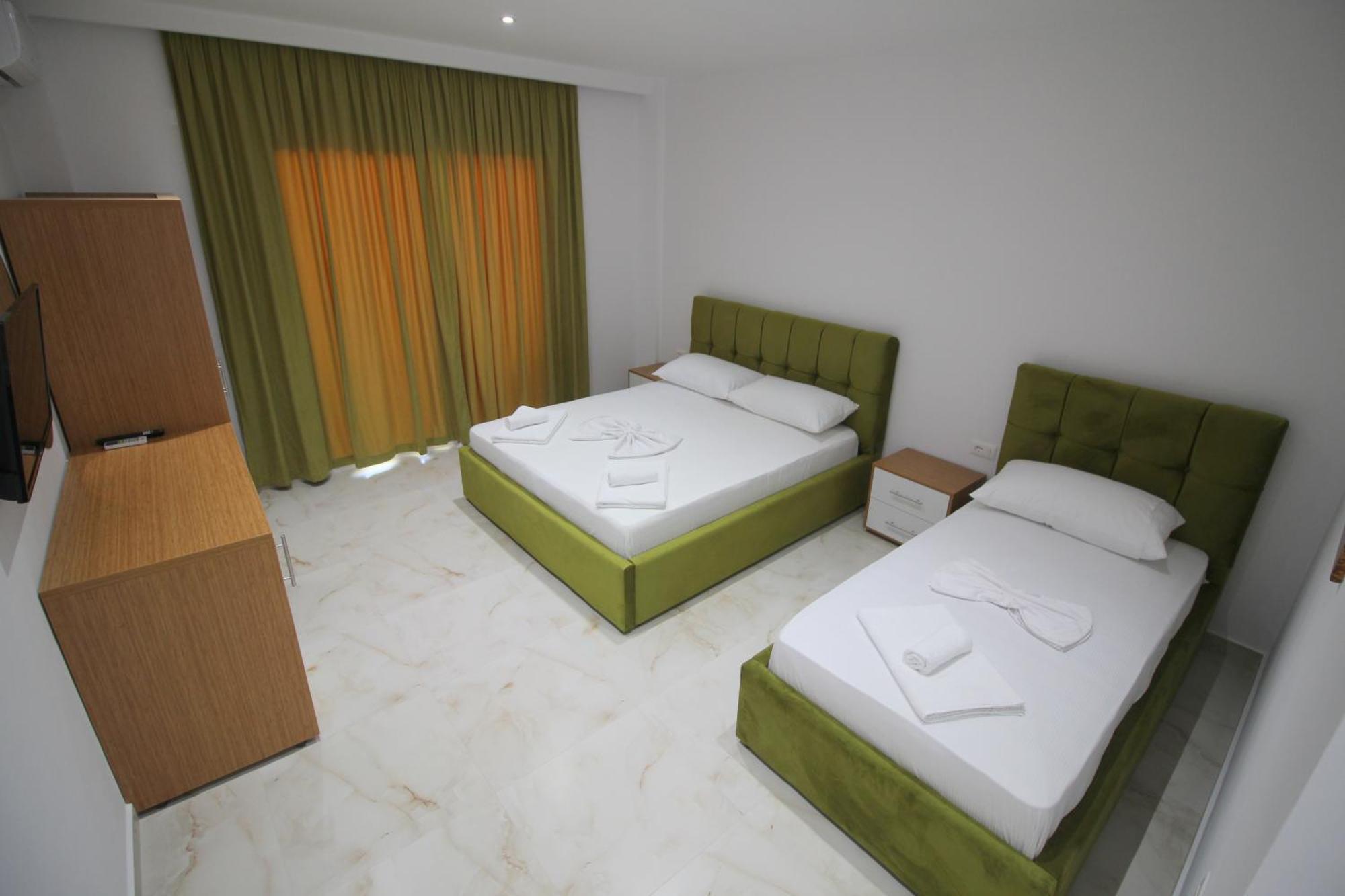 Moonshine Hotel Ксамил Екстериор снимка