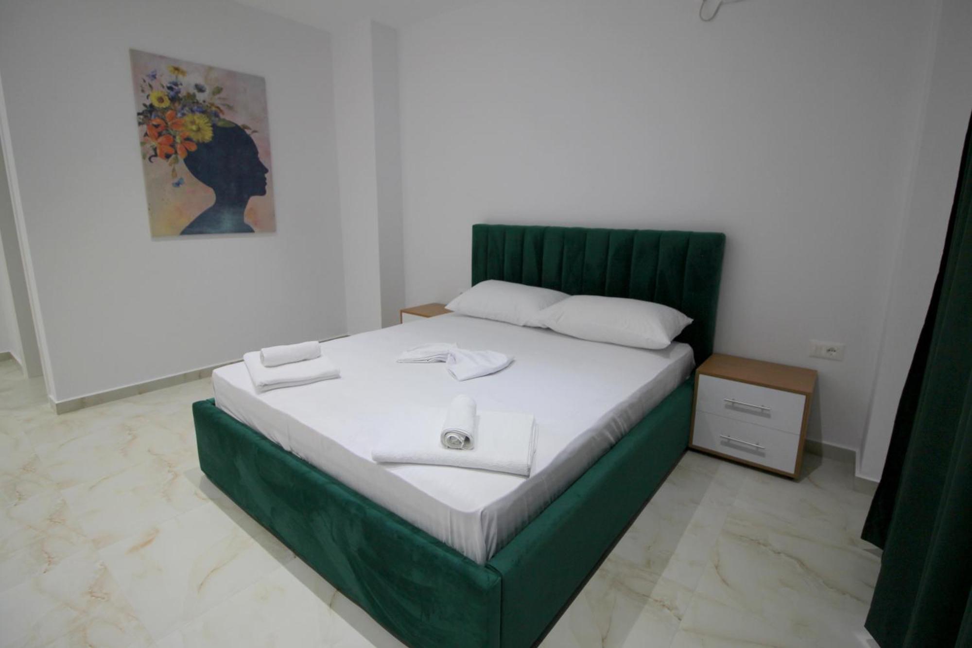 Moonshine Hotel Ксамил Екстериор снимка