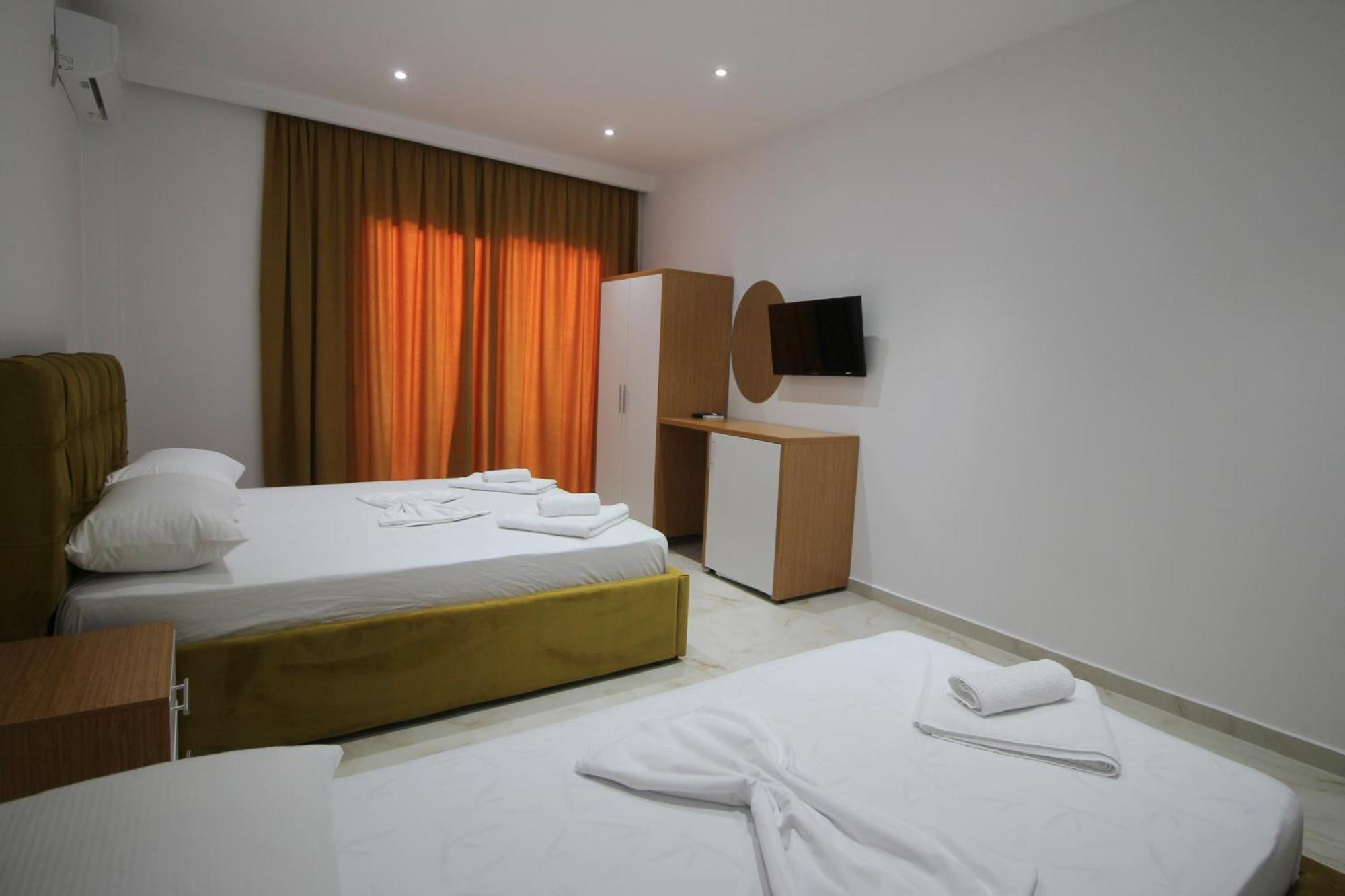 Moonshine Hotel Ксамил Екстериор снимка