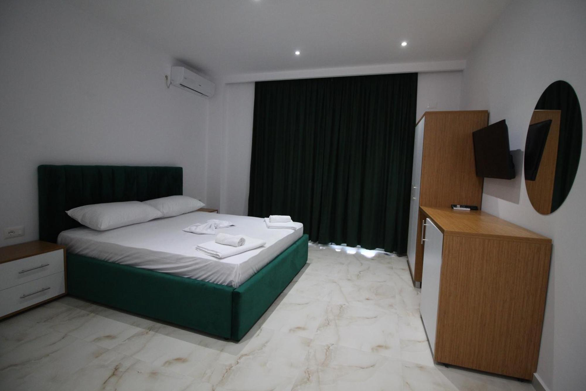 Moonshine Hotel Ксамил Екстериор снимка