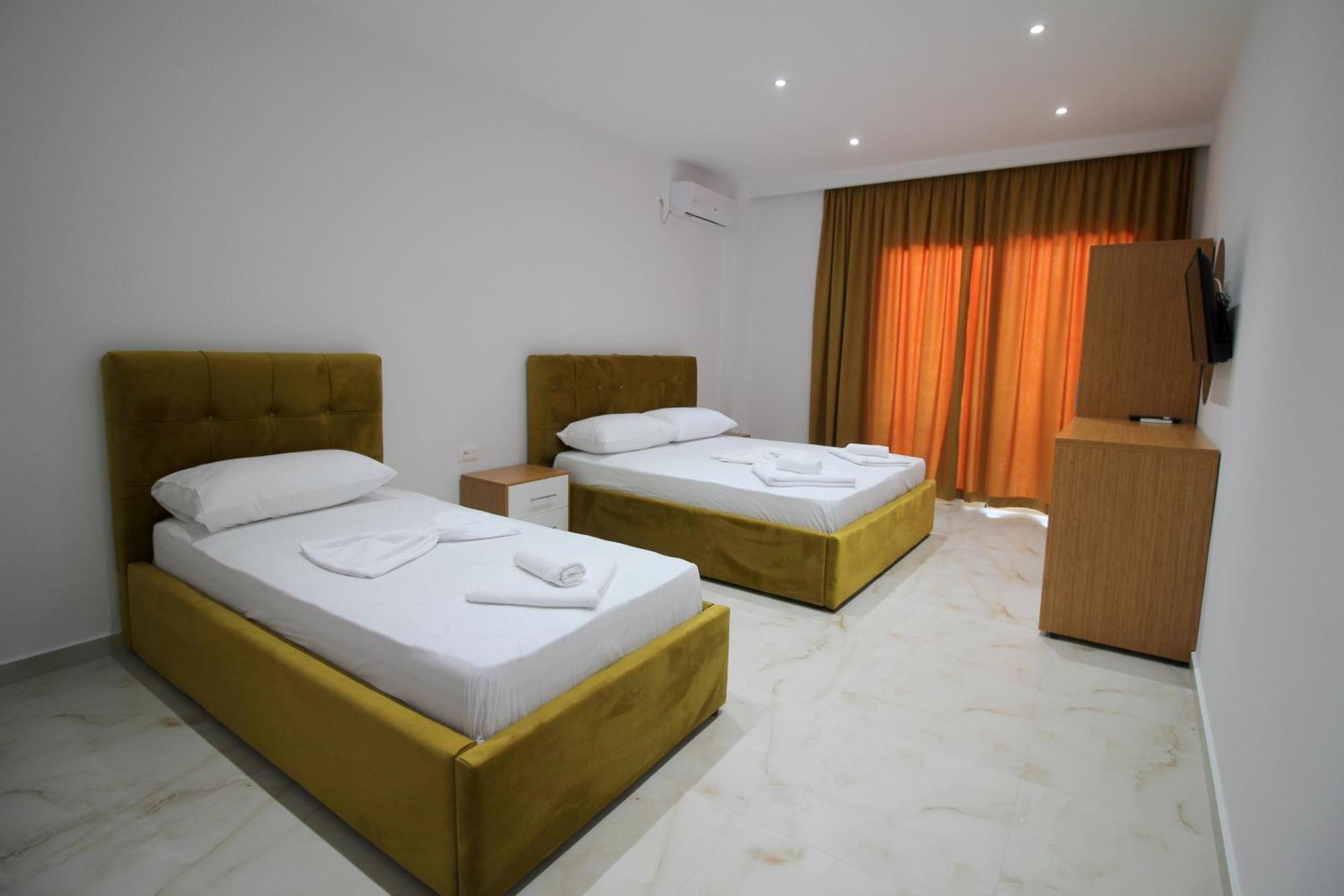 Moonshine Hotel Ксамил Екстериор снимка