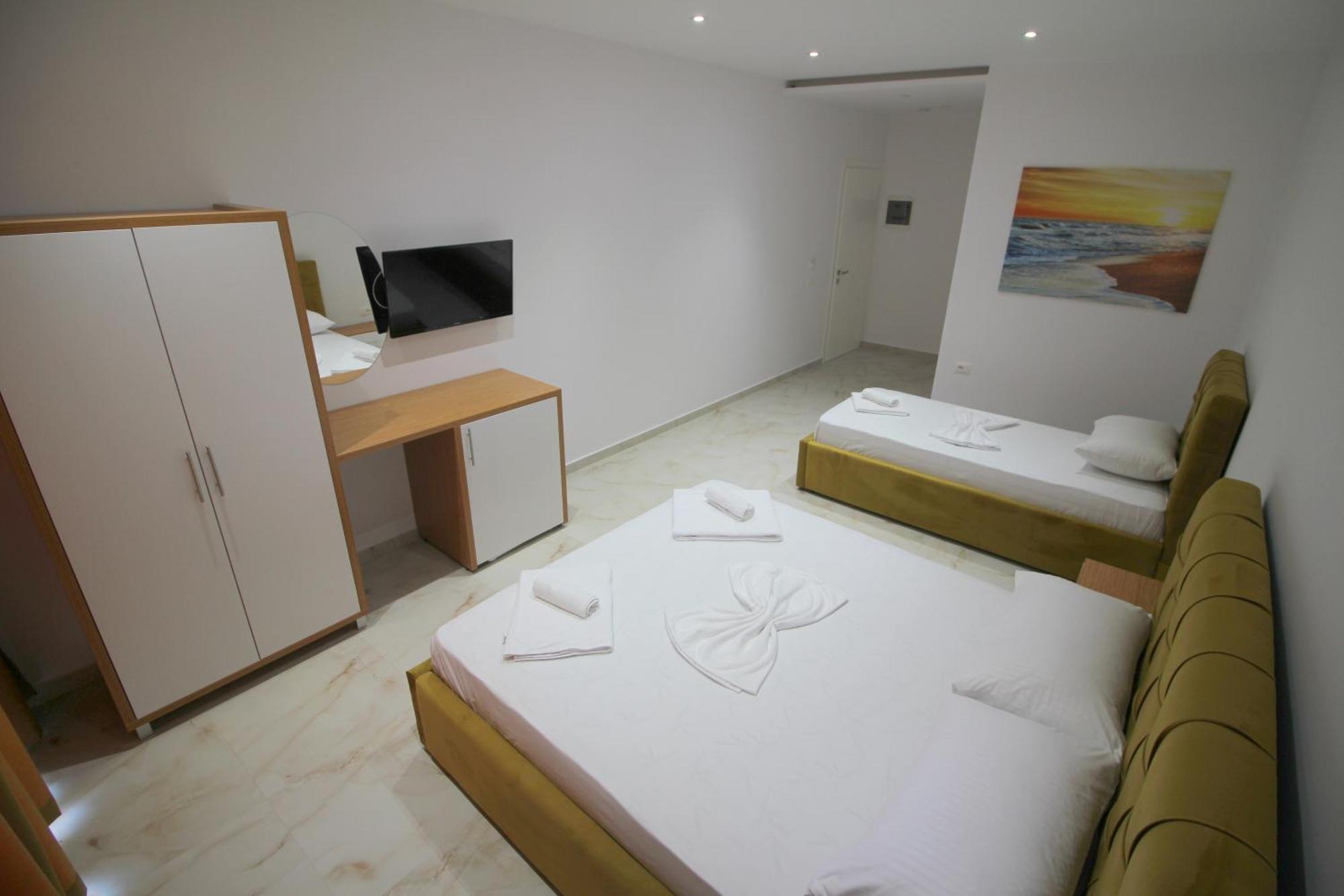 Moonshine Hotel Ксамил Екстериор снимка