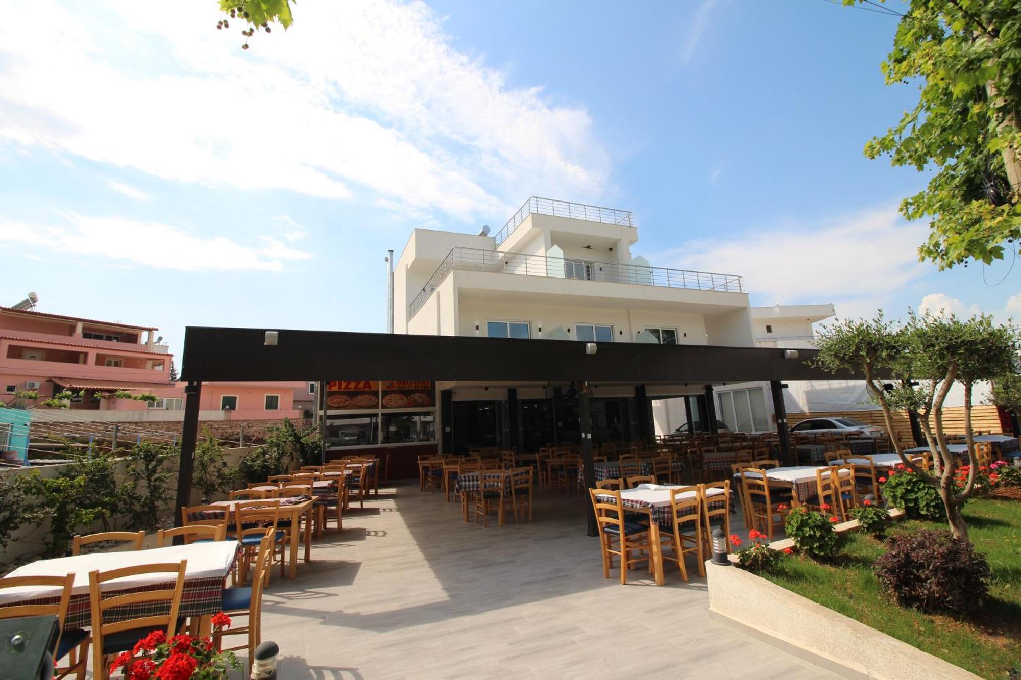 Moonshine Hotel Ксамил Екстериор снимка