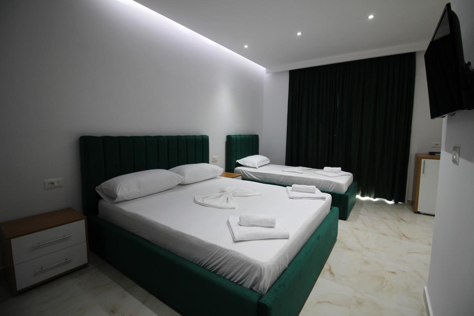 Moonshine Hotel Ксамил Екстериор снимка