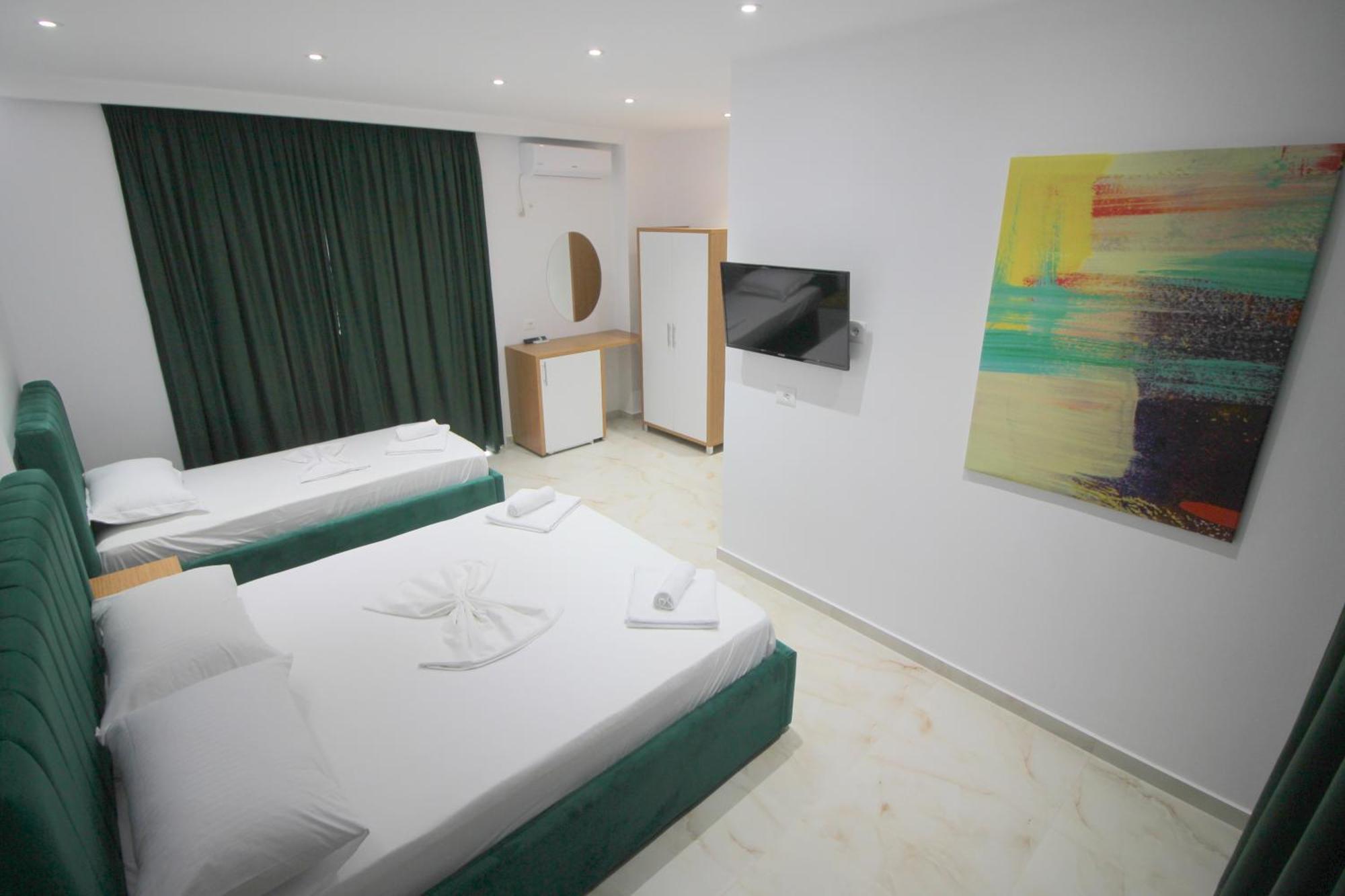 Moonshine Hotel Ксамил Екстериор снимка